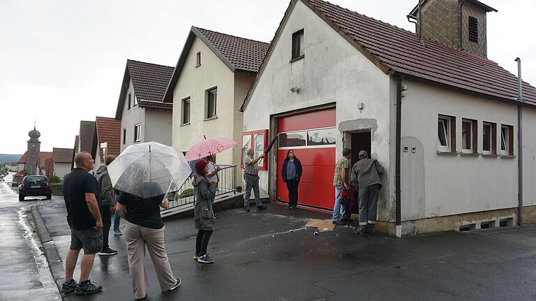 Das Feuerwehrgerätehaus in Waldberg hat ein neues Tor bekommen. Nun soll das Gebäude in Eigenleistung der Feuerwehr gestrichen werden. Das Feuerwehrgerätehaus in Waldberg hat ein neues Tor bekommen. Nun soll das Gebäude in Eigenleistung der Feuerwehr gestrichen werden.