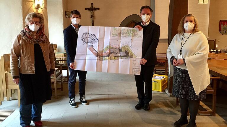 Blicken voller Vorfreude auf das zukunftsweisende Projekt: (von links) Kreiscaritas-Geschäftsführerin Angelika Ochs, die die Pflegeheime in Mellrichstadt führt, Bürgermeister Michael Kraus, Architekt Jörg Lammert und Monika Heusinger, Leiterin der Altenhilfeeinrichtungen der Julius-Spital-Stiftung in Mellrichstadt. Blicken voller Vorfreude auf das zukunftsweisende Projekt: (von links) Kreiscaritas-Geschäftsführerin Angelika Ochs, die die Pflegeheime in Mellrichstadt führt, Bürgermeister Michael Kraus, Architekt Jörg Lammert und Monika Heusinger, Leiterin der Altenhilfeeinrichtungen der Julius-Spital-Stiftung in Mellrichstadt.