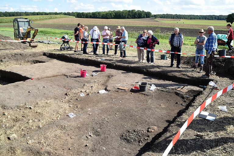 Gut besucht war die Grabungsstelle zwischen Hellmitzheim und Dornheim am Tag des offenen Denkmals. Bei der runden Struktur im Vordergrund handelt es sich vermutlich um einen Rennofen zur Metallherstellung. Gut besucht war die Grabungsstelle zwischen Hellmitzheim und Dornheim am Tag des offenen Denkmals. Bei der runden Struktur im Vordergrund handelt es sich vermutlich um einen Rennofen zur Metallherstellung.