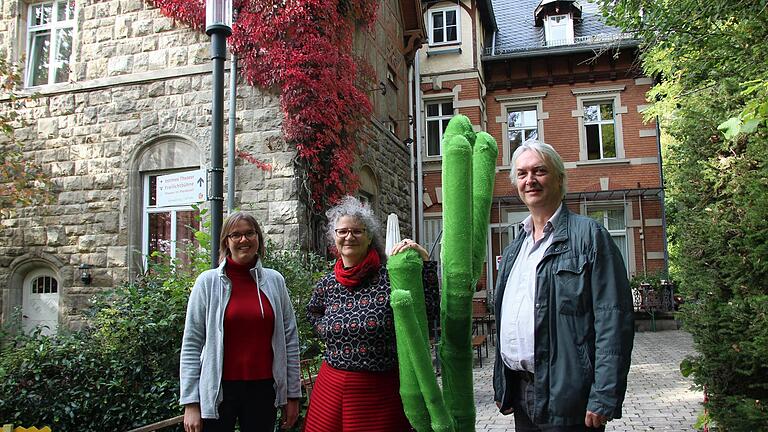 Nach zwei schwierigen Jahren hofft man in Maßbach auf bessere Zeiten:&nbsp; (von links) Carmen Streit, Verwaltungsleiterin und Expertin für Hygienekonzepte, Theaterleiterin Anne Maar und Dramaturg Sebastian Worch.