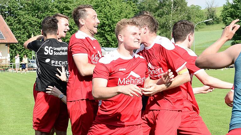 Jubelnde Spieler nach erfolgreichem Relegationsspiel (Symbolbild). Jubelnde Spieler nach erfolgreichem Relegationsspiel (Symbolbild).