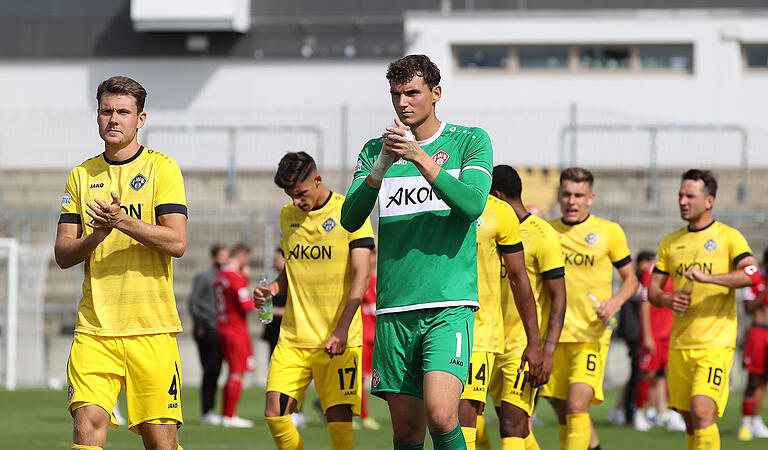 Dank an die mitgereisten Fans: die Spieler der Würzburger Kickers nach dem 0:0 bei Türkgücü München.