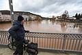 Hochwasser in Unterfranken.jpeg       -  Ein Mann schaut von einer Brücke auf den vom Hochwasser der Fränkischen Saale überschwemmten Kurpark.