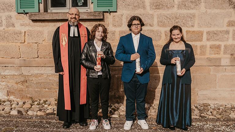 Konfirmiert wurden kürzlich in der Kirche von Pfarrer Lutz Mertten von links Mathilda Dellert, André Unger und Hannah Marek in Sulzdorf a.d.L.