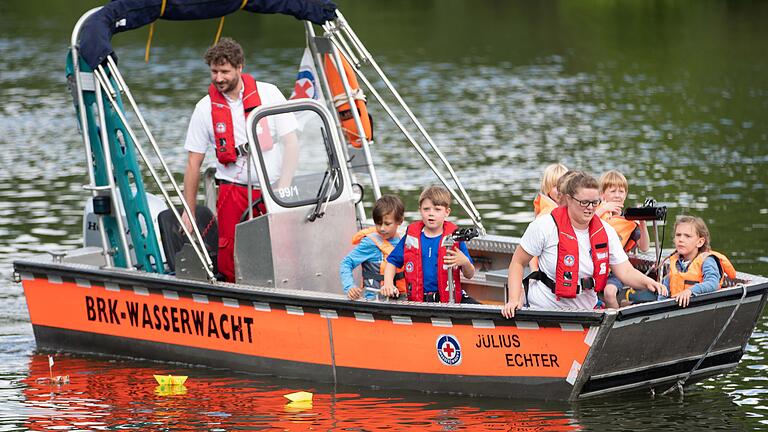 Über 50 Wasserratten stürzten sich am Sonntag in die Fluten des Mains zum Duathlon der Sulzfelder Wasserwachts-Ortsgruppe. Abgesichert von Rettungsschwimmern absolvierten Hobbysportler vom Kindesalter bis zu U50-Teilnehmern die Disziplinen Mainschwimmen und Laufen. Dabei bot Cornelia Süptitz eine famose Vorstellung als Schnellste der Familien-Konkurrenz. Bei den Sportlern lag Max Teiche vom SVB 05 Würzburg ganz vorne.