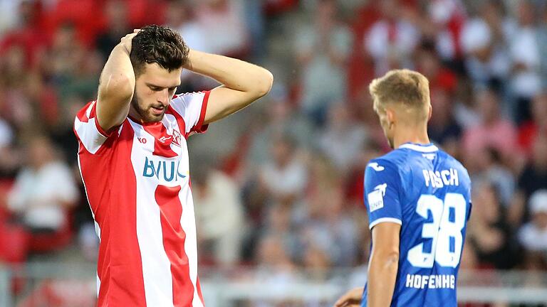 Luca Pfeiffer (links) und die Würzburger Kickers scheiterten erst im Elfmeterschießen an der TSG Hoffenheim (rechts Stefan Posch).