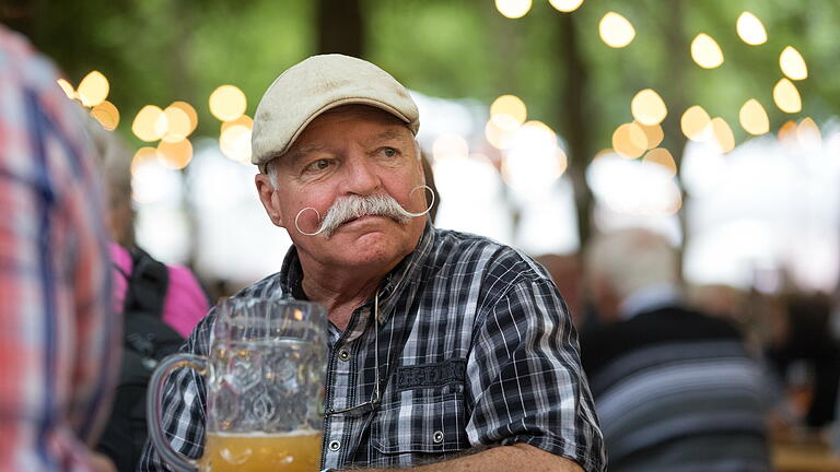 Weinfest Volkach       -  Zahlreiche Menschen besuchen am Samstag (17.08.19) das Weinfest in Volkach. Während der Festtage vom 15. bis 20. August stehen über 120 Frankenweine zur Auswahl. Direkt am Festplatz findet das zugehörige Volkfest statt.