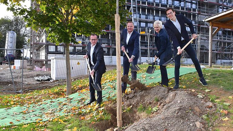 Ein junger Baum vor dem neuen Kompetenzzentrum von SSI Schäfer soll Wachstum und Unternehmenskultur symbolisieren. Bei der Pflanzaktion (von links): Geschäftsführer Peter Berlik, Unternehmenssprecher Jens Gutermann, Geschäftsführerin Brigitte Thalmann und Felix Finkbeiner, Gründer der Stiftung 'Plant for the Planet'.