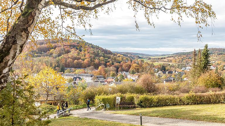 Vom Strangelsberg, wo sich auch die Mariengrotte (eine der Sehenswürdigkeiten der Gemeinde)  befindet, hat man einen herrlichen Ausblick über den gesamten Kur- und Urlaubsort.