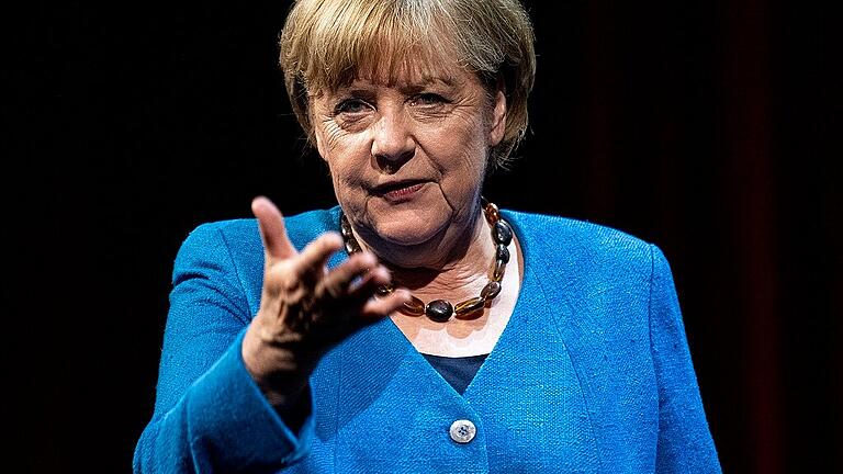 Altkanzlerin Merkel zu Gespräch im Berliner Ensemble       -  Polit-Rentnerin Angela Merkel bei ihrem ersten großen öffentlichen Auftritt.