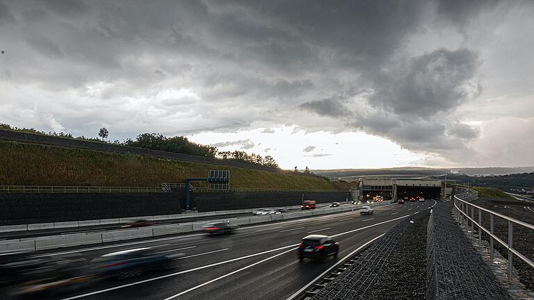 Die A3 bei Würzburg. Eine Umwelt- und Gesundheitsinitiative Würzburg-Tunnel hatte sich jahrelang für einen Tunnel anstatt des Trogs im Bildhintergrund eingesetzt. Jetzt hat sie sich aufgelöst.