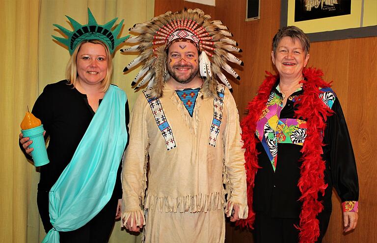 Bürgermeister Steffen Malzer fühlte sich als 'Häuptling schwarze Socke' inmitten seiner Stellvertreterinnen Karina Werner (rechts) und Jasmin Reuter (links) sichtlich wohl. Bürgermeister Steffen Malzer fühlte sich als 'Häuptling schwarze Socke' inmitten seiner Stellvertreterinnen Karina Werner (rechts) und Jasmin Reuter (links) sichtlich wohl.