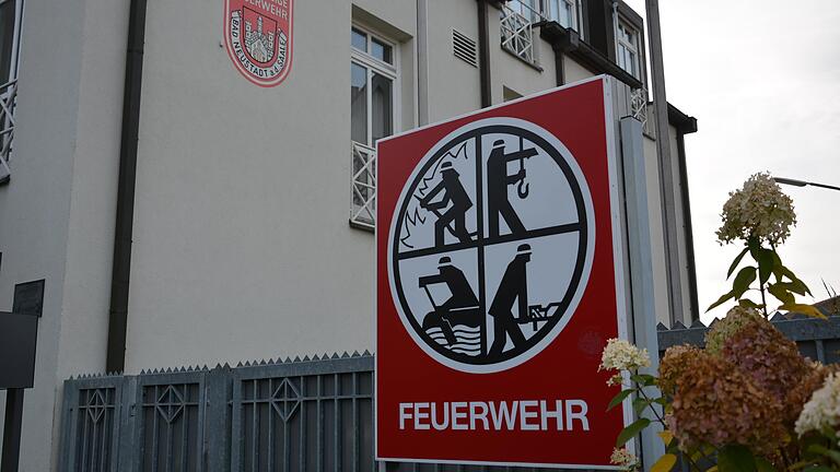 Bei einem Blackout dienen die Feuerwehrhäuser als 'Notfall-Meldestellen', unter anderem auch das Gelände der Feuerwehr Bad Neustadt. Bei einem Blackout dienen die Feuerwehrhäuser als 'Notfall-Meldestellen', unter anderem auch das Gelände der Feuerwehr Bad Neustadt. 