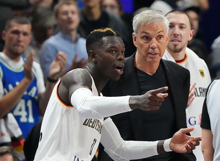 Zwei, die wichtig sind für den deutschen Basketball: Kapitän Dennis Schröder im Gespräch mit dem Bundestrainer. Zwei, die wichtig sind für den deutschen Basketball: Kapitän Dennis Schröder im Gespräch mit dem Bundestrainer.