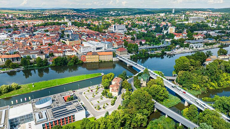 Die Maxbrücke ist eine der wichtigsten Zufahrten zur Innenstadt, und in die Jahre gekommen. Ein Neubau ist geplant, doch wie, steht immer noch nicht fest.