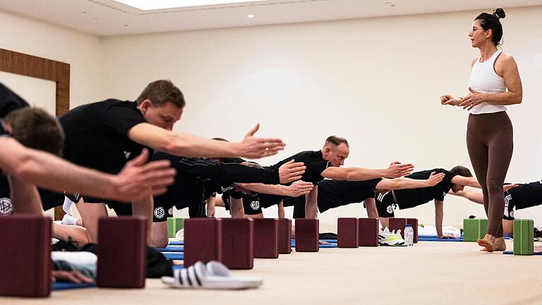 Die Würzburger Yoga-Lehrerin Manuela Müller im Trainingslager der Schiedsrichter der Fußball-Bundesliga in Lagos, Portugal.