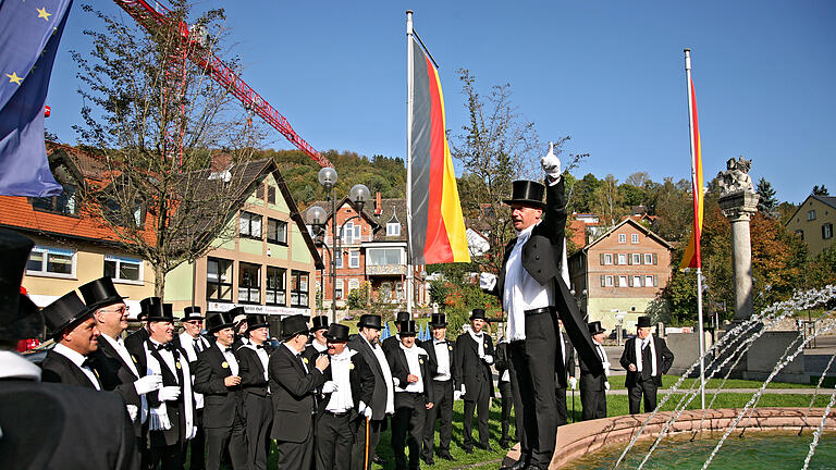 „Doochrewell“: Tätsch'r Bad Brückenau gehen durch Stadt       -  Vor zehn Jahren, beim 'Doochrewell 2014' gab der damalige Tätsch'r-Vorsitzende Axel Zeier den Ton am Springbrunnen am Alten Rathaus an.