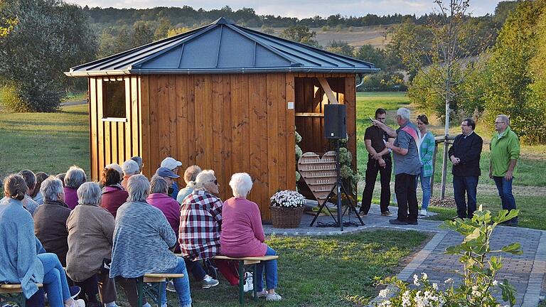 Eine wettergeschützte Sitzgelegenheit bietet die neue Schutzhütte in Großbardorf, die ebenfalls vom Regionalbudget profitiert.