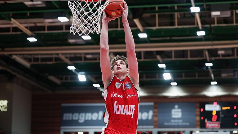 Hannes Steinbach, hier beim Heimspiel gegen Göttingen, zeigte in Oldenburg mit 17 Punkten und 13 Rebounds seine beste Saisonleistung.