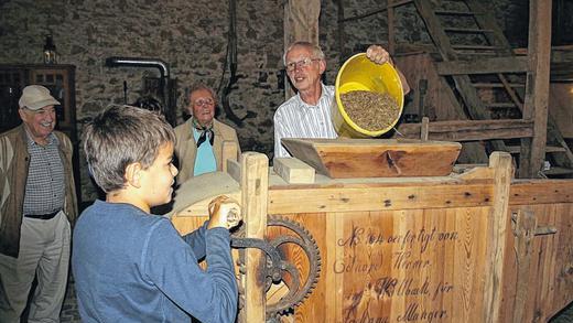 Linsen dreschen, sieben und putzen: Bei der Mitmachveranstaltung im Fronhof des Heimatmuseums Salzhaus sind Helfer, die Museumsleiter Rudolf Mauder an der Putzmühle zur Hand gehen, gern gesehen. Linsen dreschen, sieben und putzen: Bei der Mitmachveranstaltung im Fronhof des Heimatmuseums Salzhaus sind Helfer, die Museumsleiter Rudolf Mauder an der Putzmühle zur Hand gehen, gern gesehen.