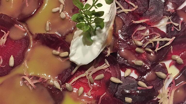 Marinierte rote Beete mit Sonnenblumenkernen und Ziegenfrischkäse Marinierte rote Beete mit Sonnenblumenkernen und Ziegenfrischkäse