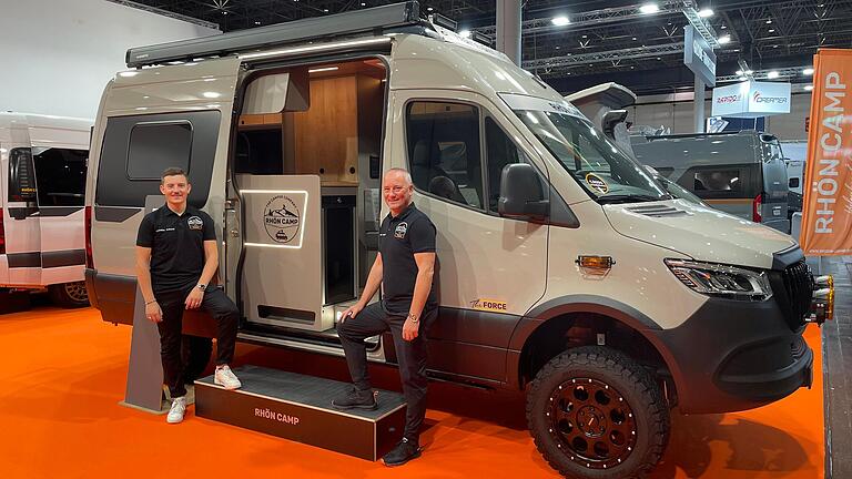 Maximilian (links) und Mario Volklandt auf der Caravanmesse in Düsseldorf. Maximilian (links) und Mario Volklandt auf der Caravanmesse in Düsseldorf.