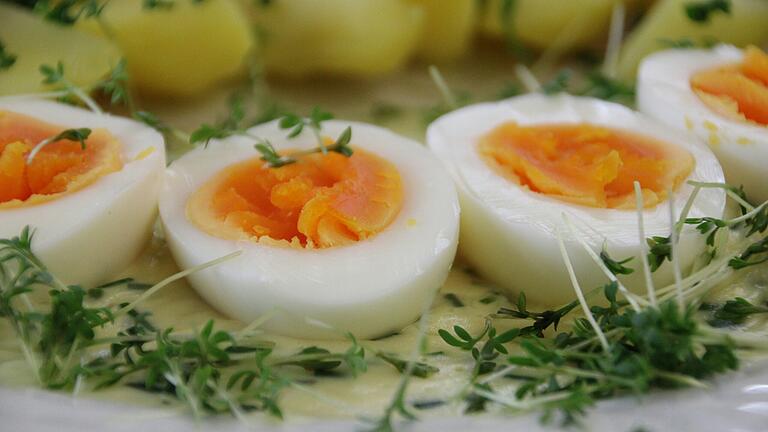 Da ist es, das Gelbe vom Ei: Monika Hegweins Rezept "Eier in Kräuter-Senfsoße" ist ein Klassiker rund um Ostern. Da ist es, das Gelbe vom Ei: Monika Hegweins Rezept "Eier in Kräuter-Senfsoße" ist ein Klassiker rund um Ostern.