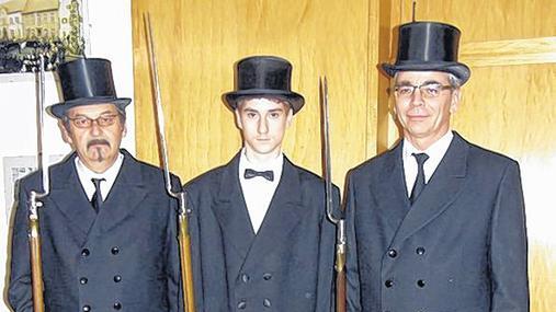 Sind sie nicht schick? Bruno Keil, Felix Hahmann und Zeugwart Werner Seitz (von links) tragen hier die drei neuen Gehröcke, die der Sebastianiverein Lengfurt angeschafft hat. Hahmann trägt als Trommler Fliege, nicht Krawatte . Sind sie nicht schick? Bruno Keil, Felix Hahmann und Zeugwart Werner Seitz (von links) tragen hier die drei neuen Gehröcke, die der Sebastianiverein Lengfurt angeschafft hat. Hahmann trägt als Trommler Fliege, nicht Krawatte .