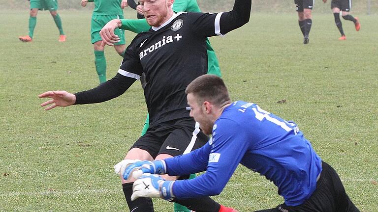 Gefahr gebannt: 05-Keeper David Paulus schnappt sich den Ball vor dem Elversberger Benno Mohr, sein Schweinfurter Teamkollege Herbert Paul wäre hier einen Schritt zu spät gekommen.