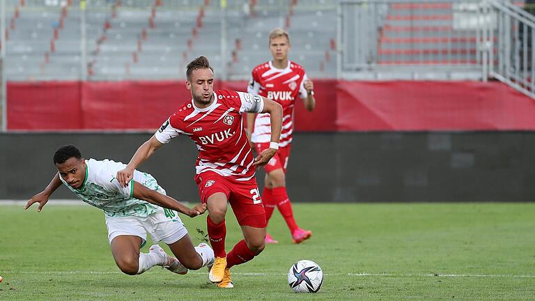 Ein Duell mit dem besseren Ausgang für den Underdog: David Kopacz (rechts, gegen Jamie Leweling) und die Würzburger Kickers entscheiden das Testspiel gegen Greuther Fürth für sich. Ein Duell mit dem besseren Ausgang für den Underdog: David Kopacz (rechts, gegen Jamie Leweling) und die Würzburger Kickers entscheiden das Testspiel gegen Greuther Fürth für sich.