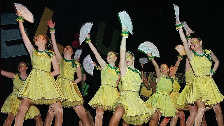 Die Mädelsgruppe Poppenlauer bei ihrem Fächertanz. - Die Mädelsgruppe Poppenlauer bei ihrem Fächertanz. Die Mädelsgruppe Poppenlauer bei ihrem Fächertanz. - Die Mädelsgruppe Poppenlauer bei ihrem Fächertanz.