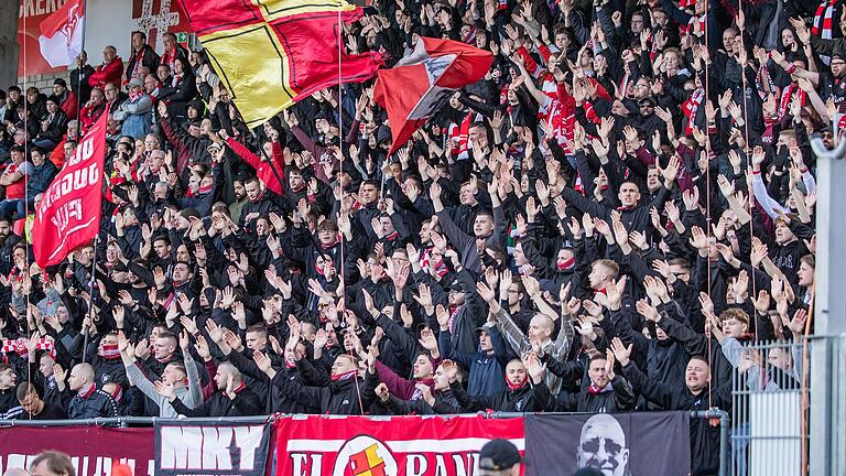 Ein Vorfall von 2020 beschäftigt Staatsanwaltschaft und Ultras der Würzburger Kickers. Im Bild: Kickers-Ultras in der Fankurve während des Unterfranken-Derbys gegen den FC Schweinfurt (Archivbild).