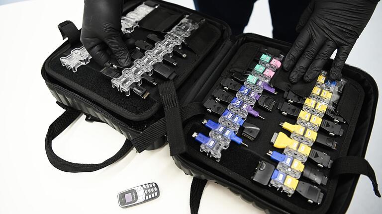 Ein IT-Forensiker zeigt einen Koffer, in dem Kabel für nahezu jeden Smartphone- Anschluss sind. Ein IT-Forensiker zeigt einen Koffer, in dem Kabel für nahezu jeden Smartphone- Anschluss sind.