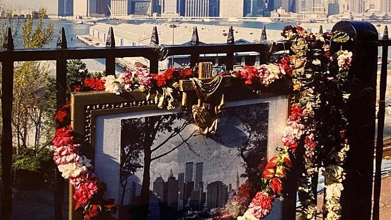 Das Bild entstand im November 2001 in Brooklyn. Ein Unbekannter hängte das gerahmte Foto der Skyline mit den Twin Towers des World Trade Center genau an die Stelle, wo die Türme nach dem Anschlag vom 11. September nicht mehr zu sehen waren.