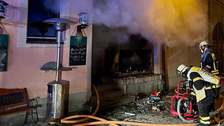 Im April ist in Volkach die Kultkneipe 'Techtel Mechtel' komplett ausgebrannt. Jetzt sitzt der Ex-Freund der Wirtin wegen des Verdachts der schweren Brandstiftung in Würzburg auf der Anklagebank.