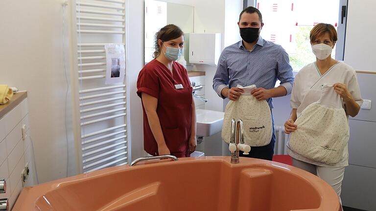 Felix Zösch vom Stadtwerk Haßfurt (Mitte) konnte Pflegefachkraft Ingrid Schumm und Hebamme Petra Schor (links) symbolisch zwei der 500 Strampelsäcke übergeben, die der Energieversorger der Geburtshilfe im Haus Haßfurt der Haßberg-Kliniken zur Verfügung stellt.