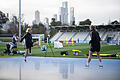Fußball-WM Frauen - Abschlusstraining Deutschland.jpeg       -  Abschlusstraining vor dem ersten WM-Spiel am Montag: Lena Lattwein (links) und Alexandra Popp spielen einen Ball vor der Kulisse von Melbourne.