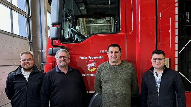 Bürgermeister Harald Engbrecht (Zweiter von links) mit der neuen Führung der Freiwilligen Feuerwehr in Kleinrinderfeld: Marcel Grimm (Kommandant, Zweiter von rechts), Tobias Stockmann (1. Stellvertreter, links) und Sebastian Stockmann (2. Stellvertreter). Bürgermeister Harald Engbrecht (Zweiter von links) mit der neuen Führung der Freiwilligen Feuerwehr in Kleinrinderfeld: Marcel Grimm (Kommandant, Zweiter von rechts), Tobias Stockmann (1. Stellvertreter, links) und Sebastian Stockmann (2. Stellvertreter).