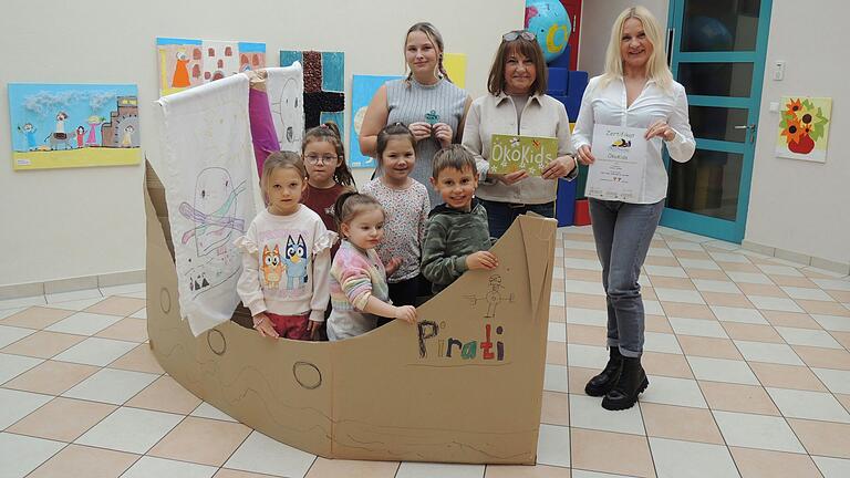 Mit einem aus Pappe gebauten Schiff stechen die Mainberger 'ÖkoKids' in See. Im Bild die Betreuerinnen Domenika Gaspar, Erzieherin Beata Kamionka und die Leiterin der Einrichtung Susanne Stubenrauch Mit einem aus Pappe gebauten Schiff stechen die Mainberger 'ÖkoKids' in See. Im Bild die Betreuerinnen Domenika Gaspar, Erzieherin Beata Kamionka und die Leiterin der Einrichtung Susanne Stubenrauch