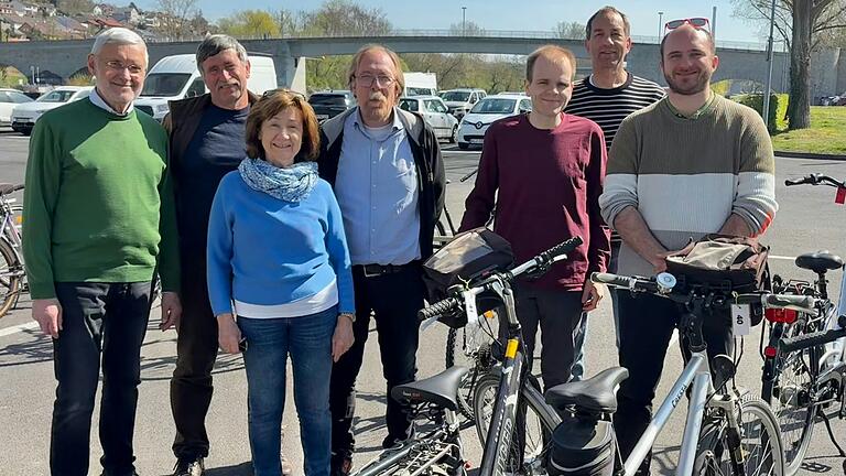 Der SPD-Ortsverein Ochsenfurt veranstaltete einen Fahrradbasar. Über den Erfolg freuen sich (von links) Toni Gernert, Alfred Gehring, Ingrid Stryjski, Cord Tappe, Thorsten Reppert, Joachim Eck und Frederik Heller.