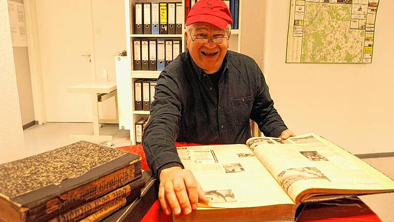 Karl „Charli“ Imkeller in der Lokalredaktion der Main-Post beim Studium einiger Bände des Boten vom Grabfeld, in denen er auf der Suche nach Artikeln über seine Vorfahren ist. Sein 1983 verstorbener Vater war viele Jahre Zweiter Bürgermeister der Stadt Bad Königshofen. Karl „Charli“ Imkeller in der Lokalredaktion der Main-Post beim Studium einiger Bände des Boten vom Grabfeld, in denen er auf der Suche nach Artikeln über seine Vorfahren ist. Sein 1983 verstorbener Vater war viele Jahre Zweiter Bürgermeister der Stadt Bad Königshofen.