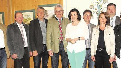 Viele Agrar-Experten aus dem gesamten Wahlkreis Bad Kissingen waren nach Haßfurt gekommen (von rechts): Petra Grimmer vom BBV-Vorstand, BBV-Kreisobmann Klaus Merkel, Kreisbäuerin Cäcilia Werner, Staatssekretärin Dorothee Bär, MdB Artur Auernhammer sowie AGL-Kreisvorsitzender Reinhold Giebfried (2. von links). Viele Agrar-Experten aus dem gesamten Wahlkreis Bad Kissingen waren nach Haßfurt gekommen (von rechts): Petra Grimmer vom BBV-Vorstand, BBV-Kreisobmann Klaus Merkel, Kreisbäuerin Cäcilia Werner, Staatssekretärin Dorothee Bär, MdB Artur Auernhammer sowie AGL-Kreisvorsitzender Reinhold Giebfried (2. von links).
