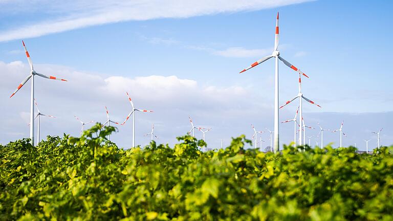 Windräder stehen auf einem Feld. Wind und Sonne haben die Erzeugung von Ökostrom in Deutschland auf einen Halbjahresrekord getrieben. Windräder stehen auf einem Feld. Wind und Sonne haben die Erzeugung von Ökostrom in Deutschland auf einen Halbjahresrekord getrieben. 