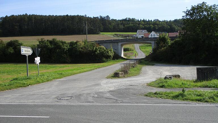 Zwischen der Bahnlinie und dem Waldrand soll in Thüngen das neue Bau- und Gewerbegebiet 'Kies II' entstehen. Dafür wird auch eine Linksabbiegespur von der Bundesstraße gebaut. Zwischen der Bahnlinie und dem Waldrand soll in Thüngen das neue Bau- und Gewerbegebiet 'Kies II' entstehen. Dafür wird auch eine Linksabbiegespur von der Bundesstraße gebaut.