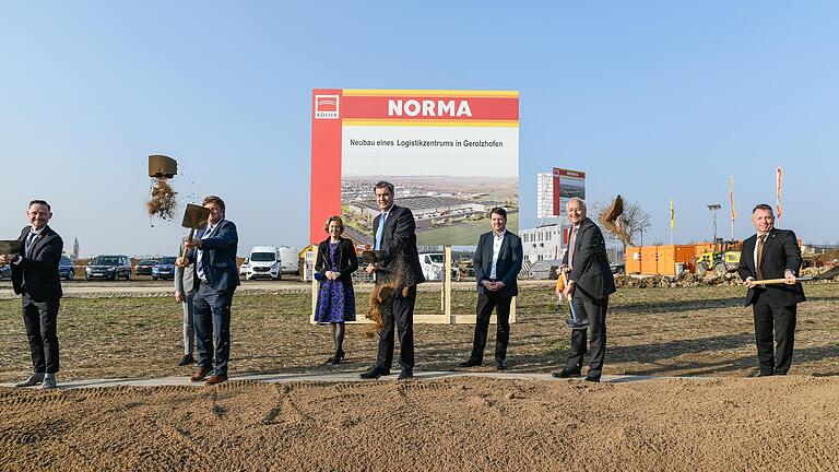 Mit dem symbolischen Spatenstich wurde die Großbaustelle für das neue Norma-Logistikzentrum in Gerolzhofen am Freitagnachmittag offiziell eröffnet. Im Bild (von links) Bürgermeister Thorsten Wozniak, Norma-Vorstandsvorsitzender Gerd Köber, Bundestagsabgeordnete Anja Weisgerber, Ministerpräsident Markus Söder, Staatssekretär Sandro Kirchner, Norma-Niederlassungsleiter Franz Fritzschenschaft und Norma-Expansionsleiter Uwe Sonnenberg. Mit dem symbolischen Spatenstich wurde die Großbaustelle für das neue Norma-Logistikzentrum in Gerolzhofen am Freitagnachmittag offiziell eröffnet. Im Bild (von links) Bürgermeister Thorsten Wozniak, Norma-Vorstandsvorsitzender Gerd Köber, Bundestagsabgeordnete Anja Weisgerber, Ministerpräsident Markus Söder, Staatssekretär Sandro Kirchner, Norma-Niederlassungsleiter Franz Fritzschenschaft und Norma-Expansionsleiter Uwe Sonnenberg.