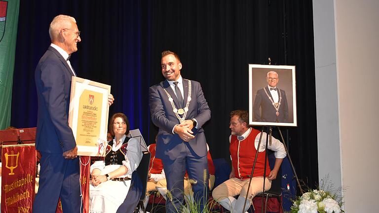 Für Lacher sorgte an diesem Abend auch das Thema Mode. Bruno Altrichter trug den gleichen Anzug wie auf dem Foto, welches fortan im Rathaus hängen wird. Michael Werner kramte seinen Hochzeitsanzug aus dem Schrank.