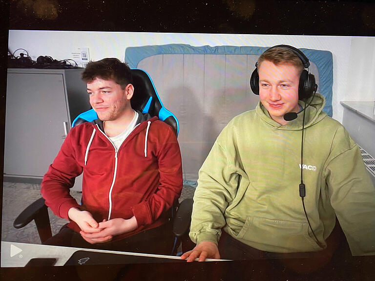 Zwei Königshöfer, Linus Türk (rechts) und Lukas Schwarz, Angestellter bei der TTBL-GmbH, im Studio von spontent.live, als der dritte Königshöfer, Kilian Ort, Studio-Gast beim TTBL-Magazin '2. Phase' war. Zwei Königshöfer, Linus Türk (rechts) und Lukas Schwarz, Angestellter bei der TTBL-GmbH, im Studio von spontent.live, als der dritte Königshöfer, Kilian Ort, Studio-Gast beim TTBL-Magazin '2. Phase' war.
