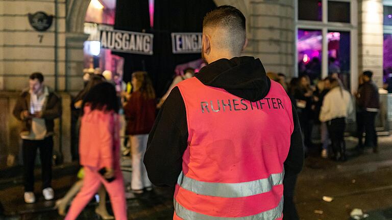 Sogenannte Ruhestifter sollen vor dem Loma für weniger Lärm sorgen.&nbsp;