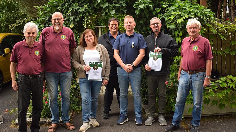 Im Bild zu sehen (von links): Ehrenschützenmeister Dieter Nicola, Schützenmeister Franz Josef Sittler, Bernadette Mai (1. Platz der Einzelwertung), Andreas Werner (3. Platz der Einzelwertung), Bürgerkönig Alexander König, Jürgen Schulz (1. Platz der Mannschaftswertung, Brandstifter Poppenhausen) und Sportleiter Peter König.