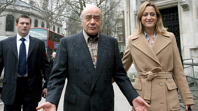 Mohammed al Fayed erstmals als Zeuge vor Diana-Untersuchung.jpeg       -  Mohammed al Fayed erstmals als Zeuge vor Diana-UntersuchungARCHIV - Der Kaufhausmillionär Mohammed al Fayed (Archivfoto vom 28.01.2008) steht an diesem Montag (18.02.2008) erstmals vor der Gerichtsuntersuchung zum Tod von Prinzessin Diana und seinem Sohn Dodi. Es ist das erste Mal, dass der Besitzer des Londoner Luxuskaufhauses Harrods seine Anschuldigungen gegen das britische Königshaus persönlich vor Gericht vorbringt. Al Fayed glaubt, dass der britische Geheimdienst im Auftrag von Prinz Philip, dem Mann von Königin Elizabeth II., das Paar umgebracht hat. Foto: Andy Rain +++(c) dpa - Bildfunk+++